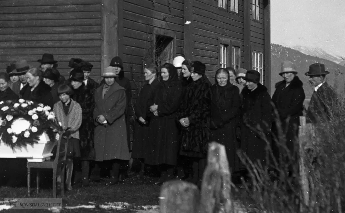 Gravferden til enken Anne Hansdatter f.05.01.1851 d.1929 g.m Ole Petter Olsen f.12.04.1838 (Høljegarden).."bilde 6" .(eske 8)