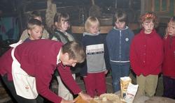 Skoleklasse på besøk på Romsdalsmuseet under brødbaking i Fr