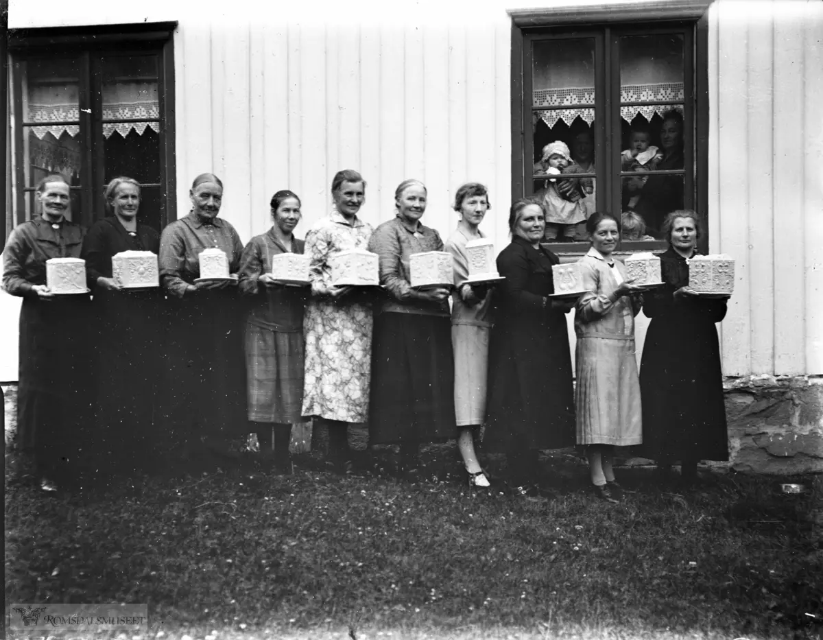 Frå bryllaupet til Petter Vik og Anna Austlid på Gjøra i Sunndalen 1929. Dei vart gift borgarleg i Trondheim (Nidaros) 4. juli 1929. Denne festen på Gjøra må vere eit tid etterpå.