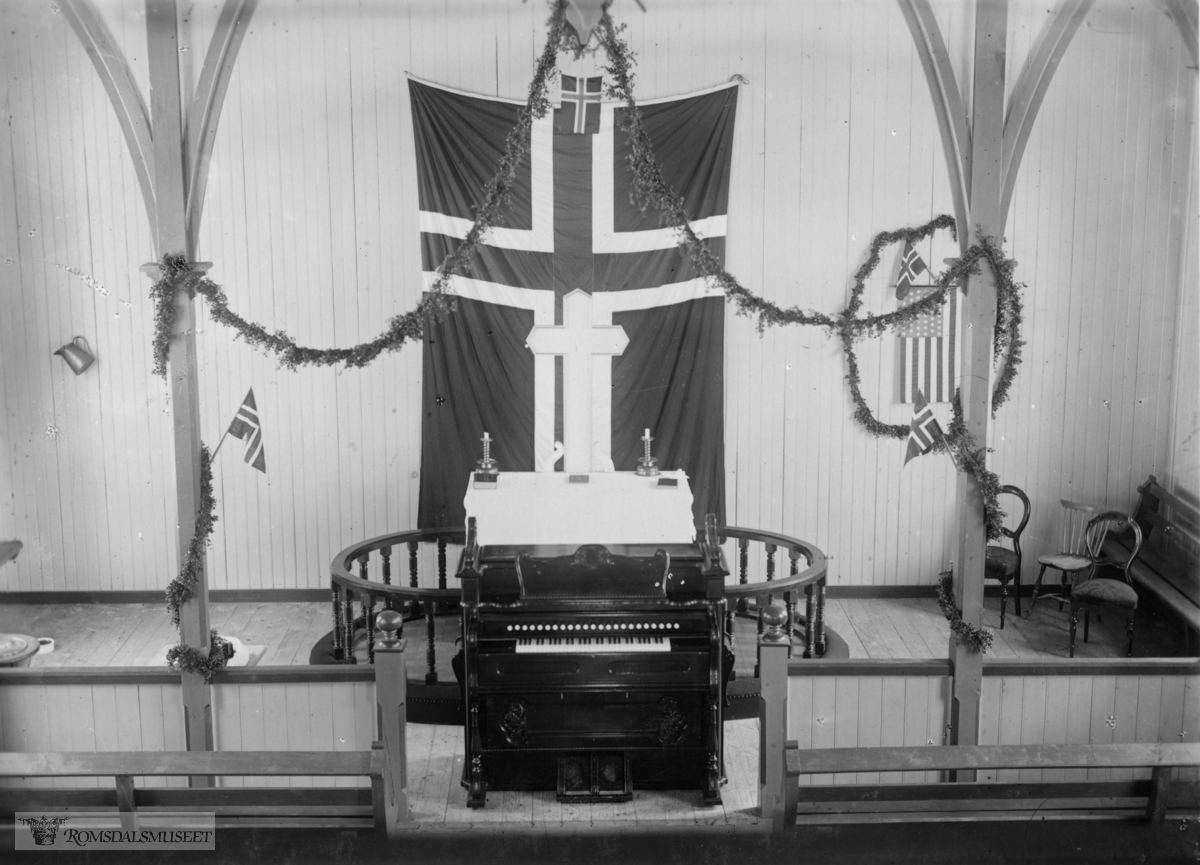 Øverdalen kapell..Søndag 18.okt.1914 fikk Øverdalen kapell sitt orgel, et stort amerikansk harmonium helt og holdent bekostet av Øverdalens norskamerikanere, etter initiativ av Edvard Sæterbø-