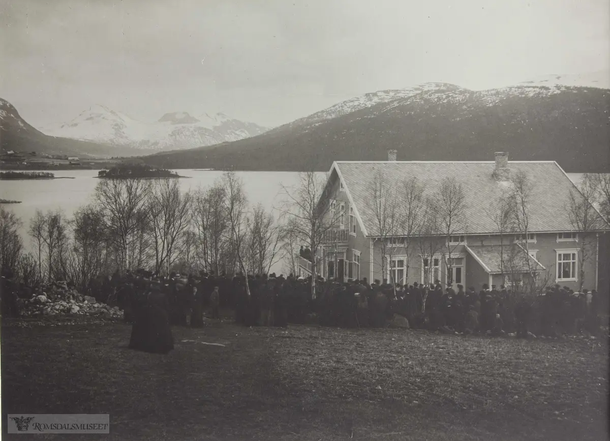 Romsdals Helseheim, Vestnes. ."Fra innvielsen av Molde og Romsdals fogderis preiehjem 30.04.1911".Flatevågen i bakgrunnen..(Se Romsdal Sogelag 1976)