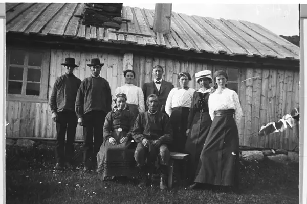 Gruppe, skjørt, bluse, jakke, bukse, stølsbu og Gruppe, skjørt, bluse, jakke, bukse, stølsbu og