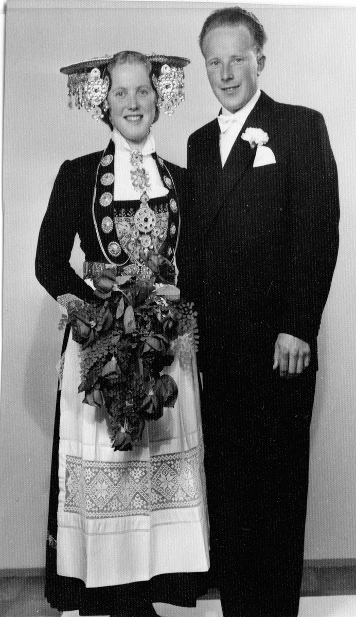Bryllaupsbilde frå 1957,bunad,brudekrone,brudebukkett.
Gunnar Arnegård og Brita Bjørgås Arnegard