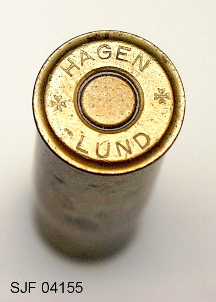 Navnet Hagen-Lund refererer seg til forretningen Hagen Sport og Lunds gevær. 