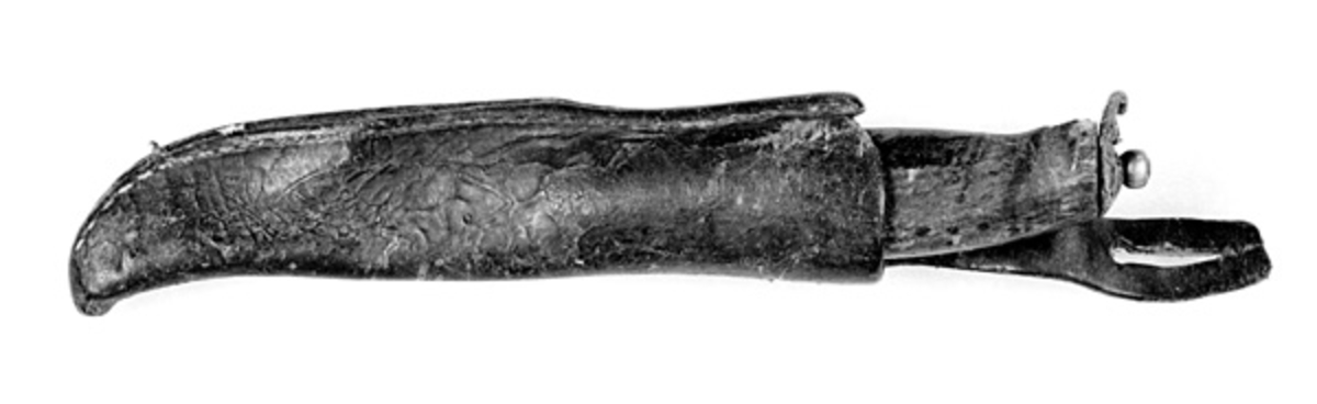 Tollekniv med slire, brukt av Martin og Mentz Venberget fra Venberget i Grune i Solør, like nord for Lundersæter i nabokommunen Brandval. De var tradisjonsbærere når det gjaldt neverarbeid. Noen av ferdighetene til Venberg-karene ble dokumentert av Tore Fossum fra Norsk Skogbruksmuseum i 1968. Denne kniven ble overlatt til museet etter at Martin Venberget var død.

Kniven er 20,9 centimeter lang, målt fra bladspissen til og med knappen i den bakre skaftenden. Sjølve bladet er 8,6 centimeter lang. Bredden, målt ved brystningen, innerst ved skaftet, er er drøyt 2,2 centimeter. Bladet er imidlertid nedslipt, så bredden på midten er 1,5 centimeter. Tjukkelsen, også den målt ved brystningen, er 2,8 centimeter. Bladet smalner noe framover mot spissen. Bladet har ingen stempler som kan fortelle hvem smeden var. Skaftet er lagd av tre, antakelig av bjørkevirke. Det er 11,2 centimeter langt. Skaftet er konvekst i lengderetningen og har et ovalt tverrsnitt. Den bakre enden buer mot skaftbuken, antaklig for å gi knivbrukerens lillefinger et godt grep om redskapet. Den fremre skaftenden er forsterket med en 1,7 centimeter bred messingholk med to gjennombrutte hull for skruer på hver «bredside». Knivbladet har en «tange» - en spiss jerntein som er tappet gjennom den sentrale delen av skaftet. Ytterenden av denne tangen stikker ut i den bakre enden av skaftet, der den er tappet inn på og klinket fast til ei messinghylse, en såkalt «knapp». På denne knappen sitter det en lærlapp, antakelig fra en stropp som skulle forebygge et knive skled uforvarende ut av slira. Denne stroppen er knekt.

Slira er sydd av brunsvart lær. Den er 17,3 centimeter lang. Opphenget inngår ikke i dette lengdemålet. Slira avspeiler formen på knivbladet. Den sida bladryggen skulle vende mot er slakt buet, men ikke på samme måte som den sida egglinja skal vende mot, som er tydelig konvekst buet. Slirelæret er randsydd på denne «eggsida». Noe av sømmen har raknet, men den øvre delen er intakt. Den øvre delen av slira, i cirka 7,5 centimeters lengde, har et «rundovalt» tverrsnitt. Den nedre delen, som skal skjerme det skarpe bladet, er mer «flattrykt». I den øvre enden, på baksida av sliremunningen, er det pånaglet en lærstropp som er drøyt 8 centimeter lang. I ytterenden av denne stroppen er det ei spalte, et knapphull, som ble brukt når knivstellet skulle festes i bukselinninga til knivbrukeren.
