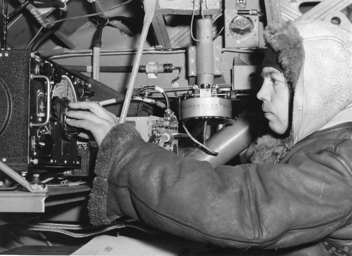 Radiooperatøren på et av 330 skvadronens Sunderland fly.