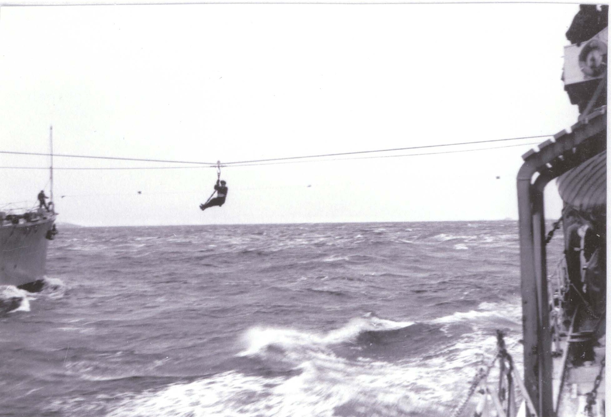 Jagere, C-kl., overføring i sjøen fra et skip til et annet, ca 1960.