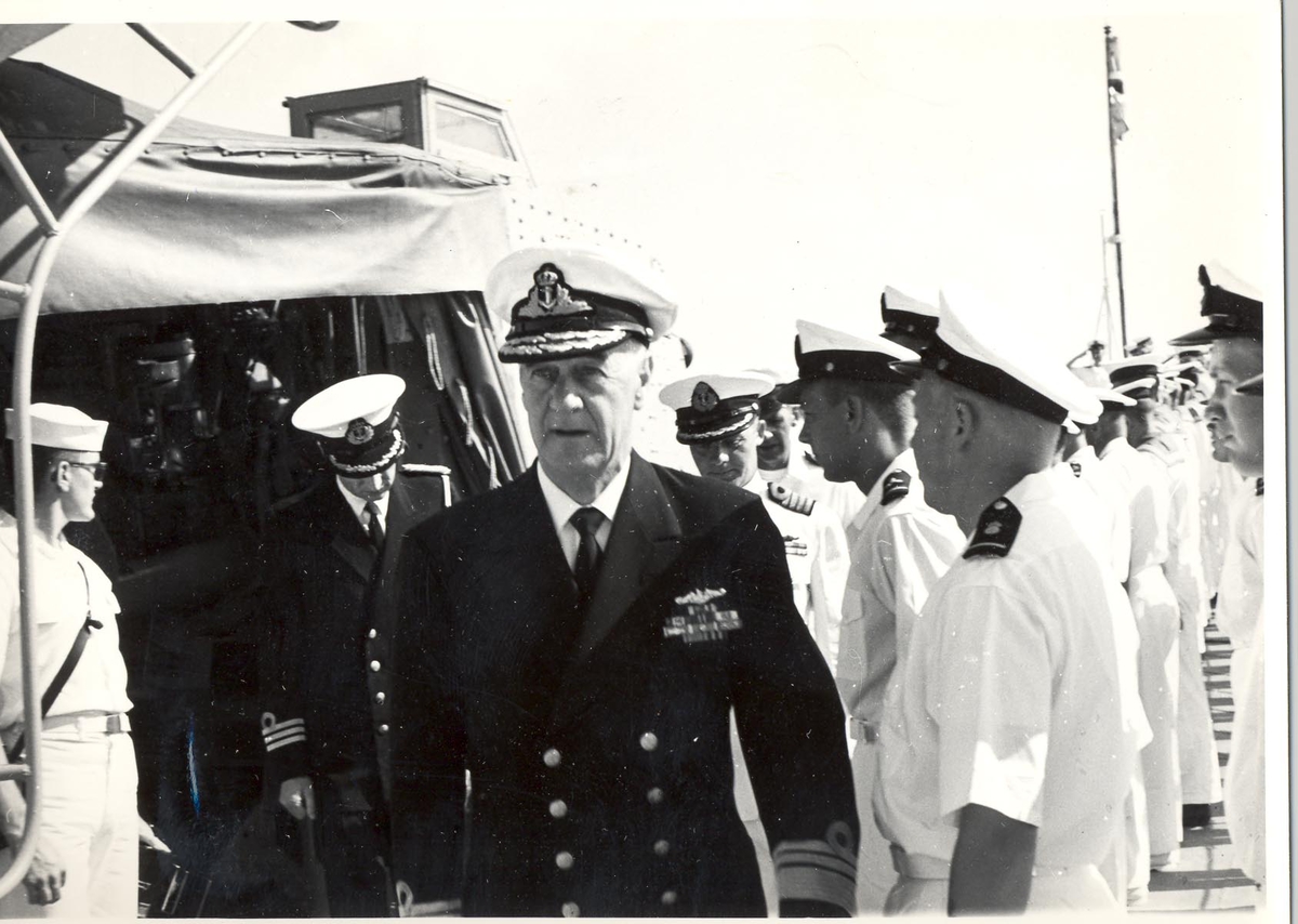 Enkeltbilde. C-kl jager, KNM Bergens tokt til Key West i 1962. admiralen inspiserer besetningen på fartøyet.