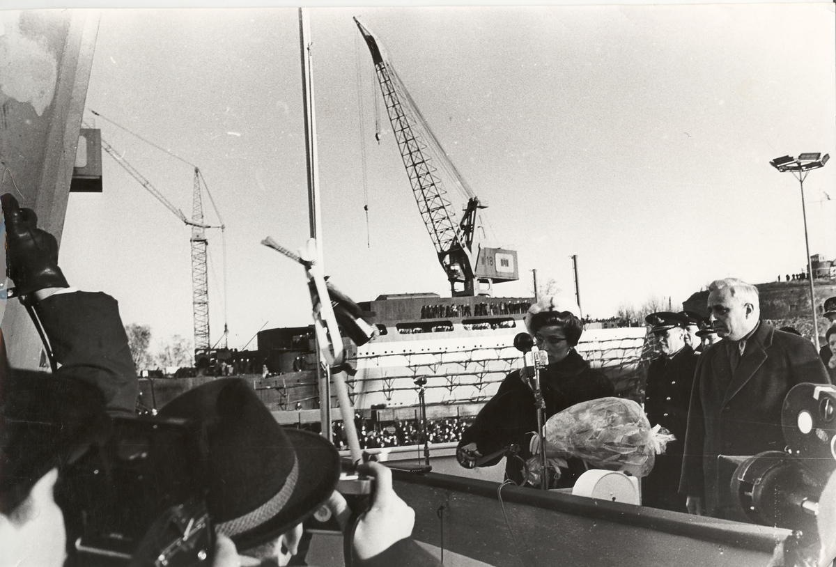 Fregatten KNM Oslo døpes av prinsesse Astrid 17/1-1964