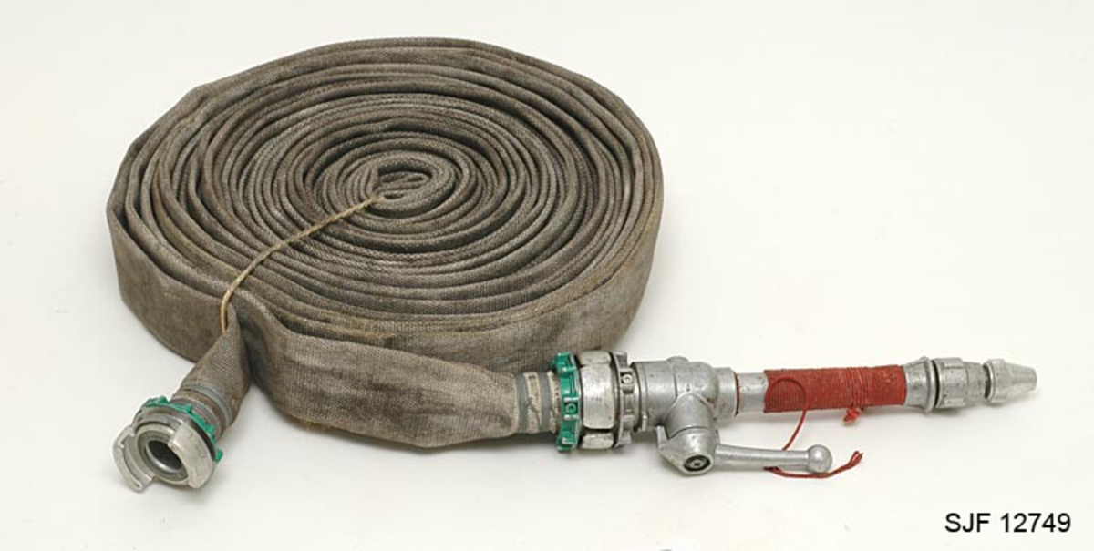 Brannslange til bruk på motordrevet pumpe. Slangen er surret med ståltråd ved innfestingen til slangekoblingene. 