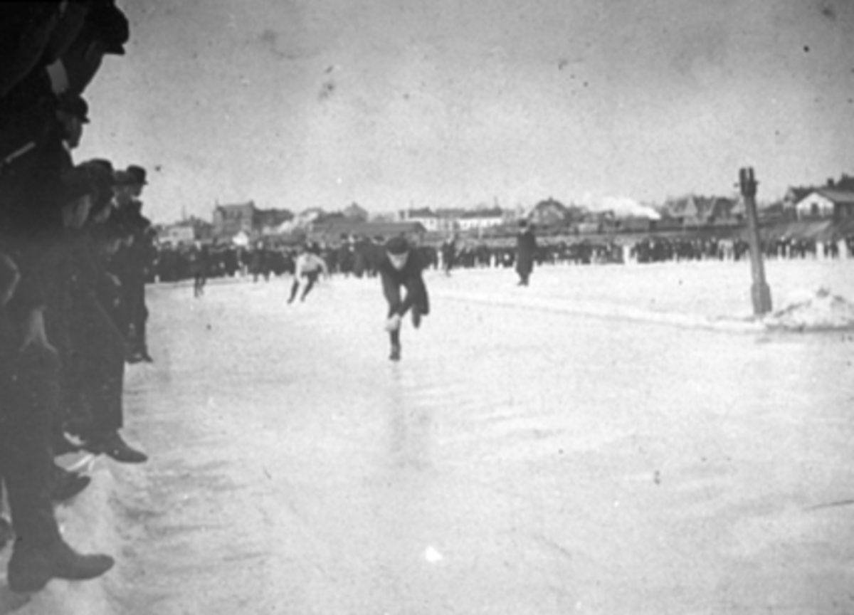 Hamar, Veslemjøsa, mjøsis, europamesterskapet på skøyter 1911, EM 1911, to skøyteløpere, publikum, 
