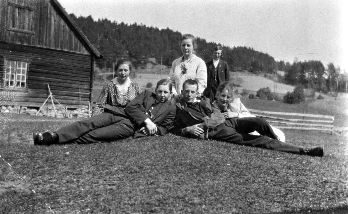 6 ungdommer foran huset i Maurud nedre, Helgøya. Fra venstre er søster til Hjørdis Larsen Stai, Lars Ekeberg, Erik Narmo, Hjørdis Stai. Bak er Karen Maurud, Ottar Maurud.