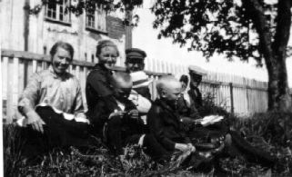 Familien Hoelstad under kastanjetreet. Fra venstre er Marie Hoelstad, Marie Pettersen (født Hoelstad), Nils Pettersen, Oline Hoelstad (1850-1930), Harald Hoelstad (1875-1958). Barna er Jørgen Hoelstad, Arne Pettersen (brødre). Under hatten deres søster Gunvor Pettersen (gift Gjelten).
