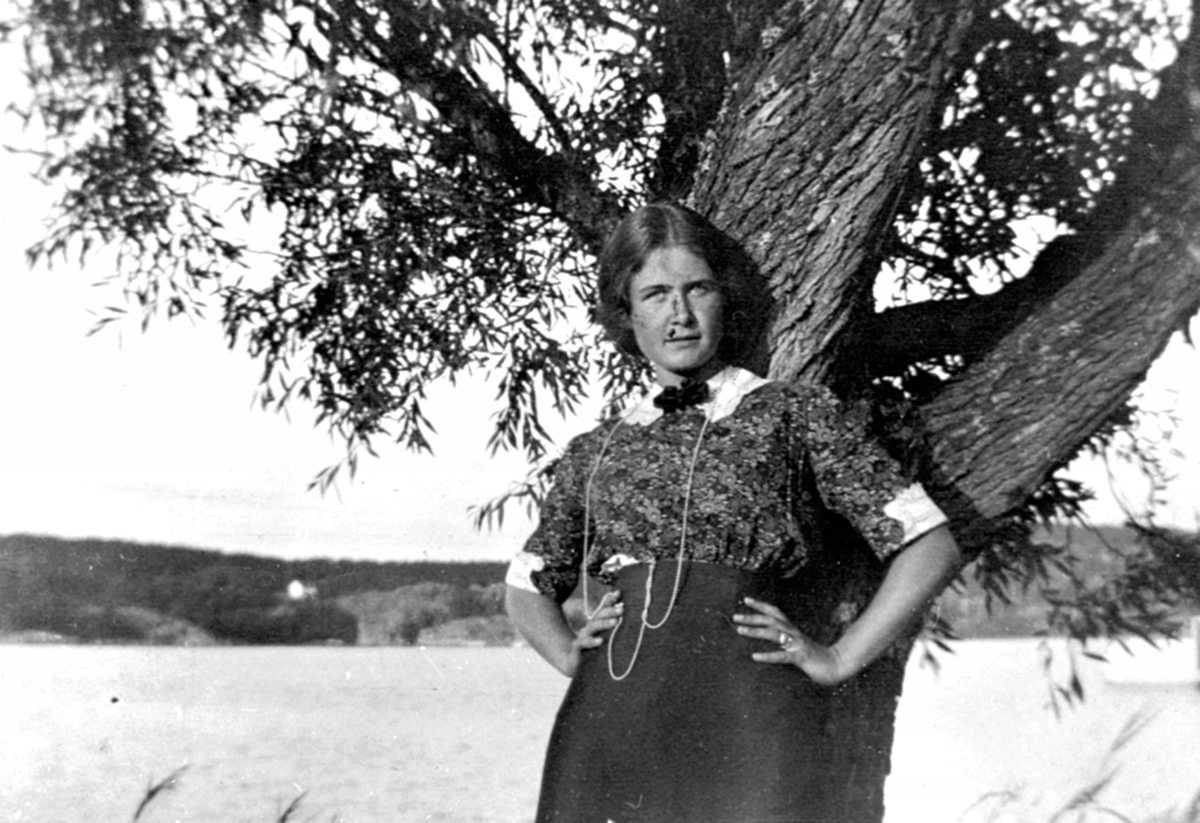 Aslaug Hannestad (1895-1987), kjent som forfatteren Anitra, gift Jevanord. Granerud gård, Brumunddal.