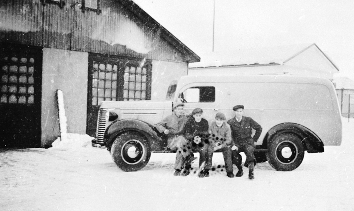 Chevrolet modell 1939 varebil. Siste bilkarosseri som ble bygd ved Bro Mekaniske verksted. 4 menn. Olaf Hagelund, Georg Brattengen, Leif Irstad, Herleif Jevanord, Brumunddal.