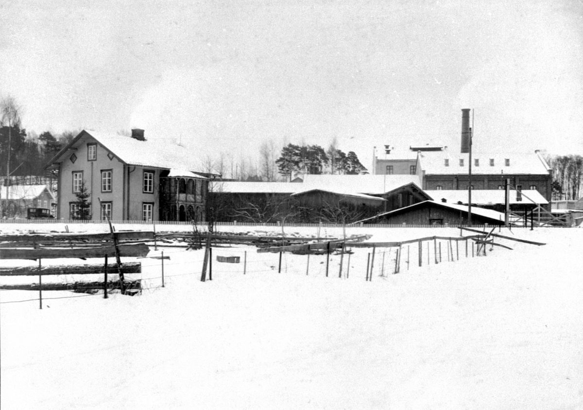 Oversikt Mühlbradtgården, lager, A/S Brumunddal Potetmel og sagofabrikk. Vinter.