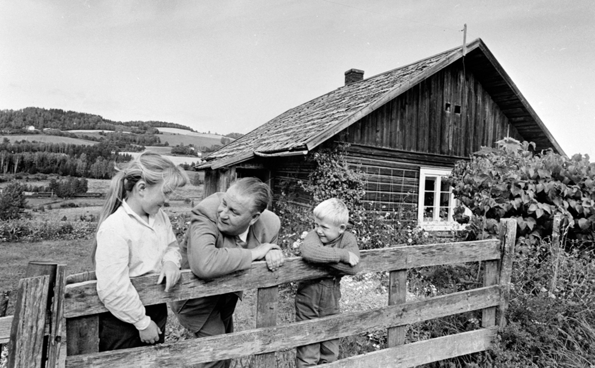 Mary Kristine Hagen, Alf Prøysen og Jan Olaf Hagen. Barn av Rolf Hagen. Utenfor Prøysenstua, Ringsaker.