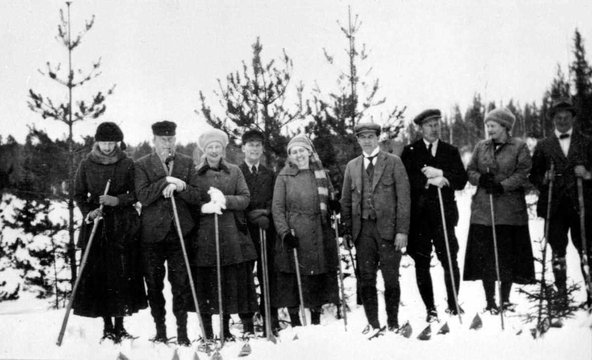 Gruppe skiløpere, menn og kvinner, damer med skjørt, Ulven gård, Ringsaker.