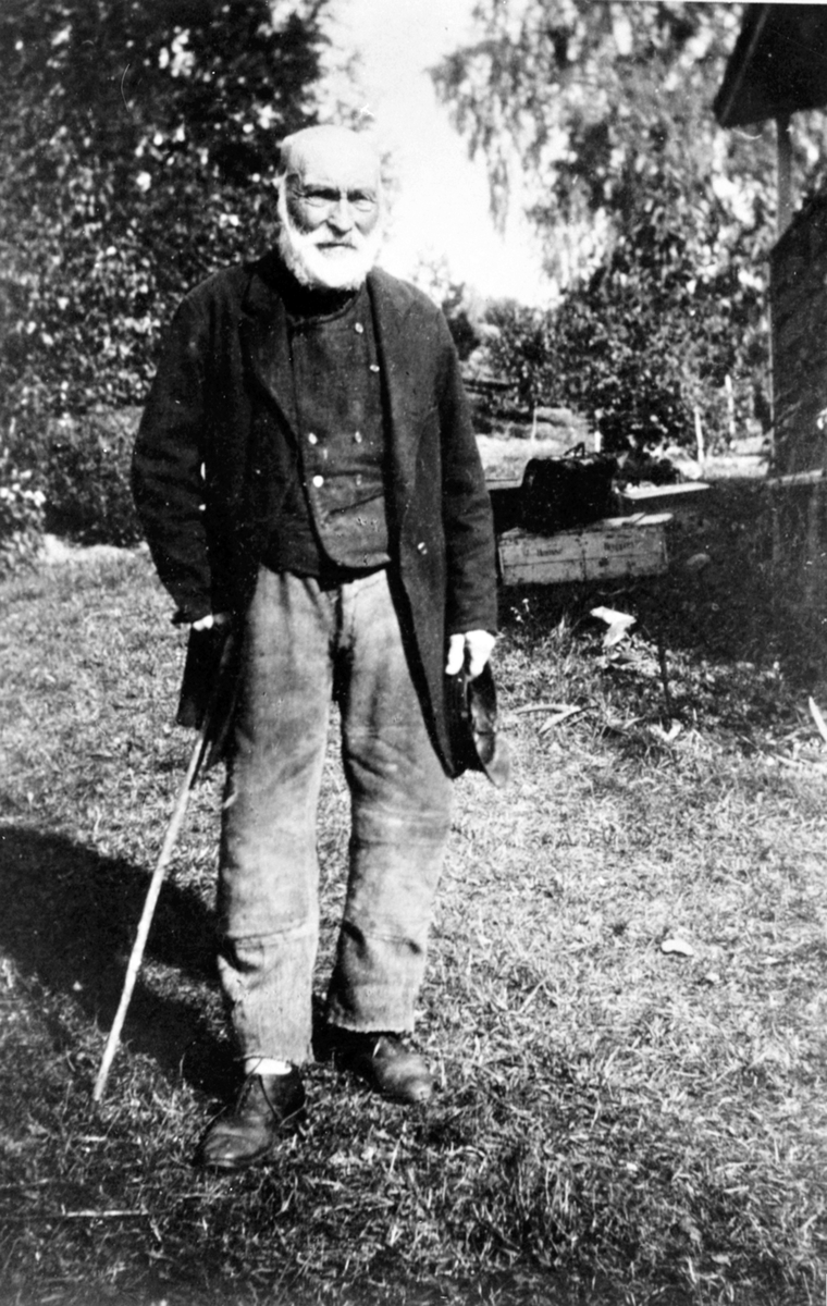 Magnus Andersen f. 1835. Husmann i Helskjær nordre og snekker på Hovinsholm i mange år. Bygde Bjerke, Helgøya før 1900.