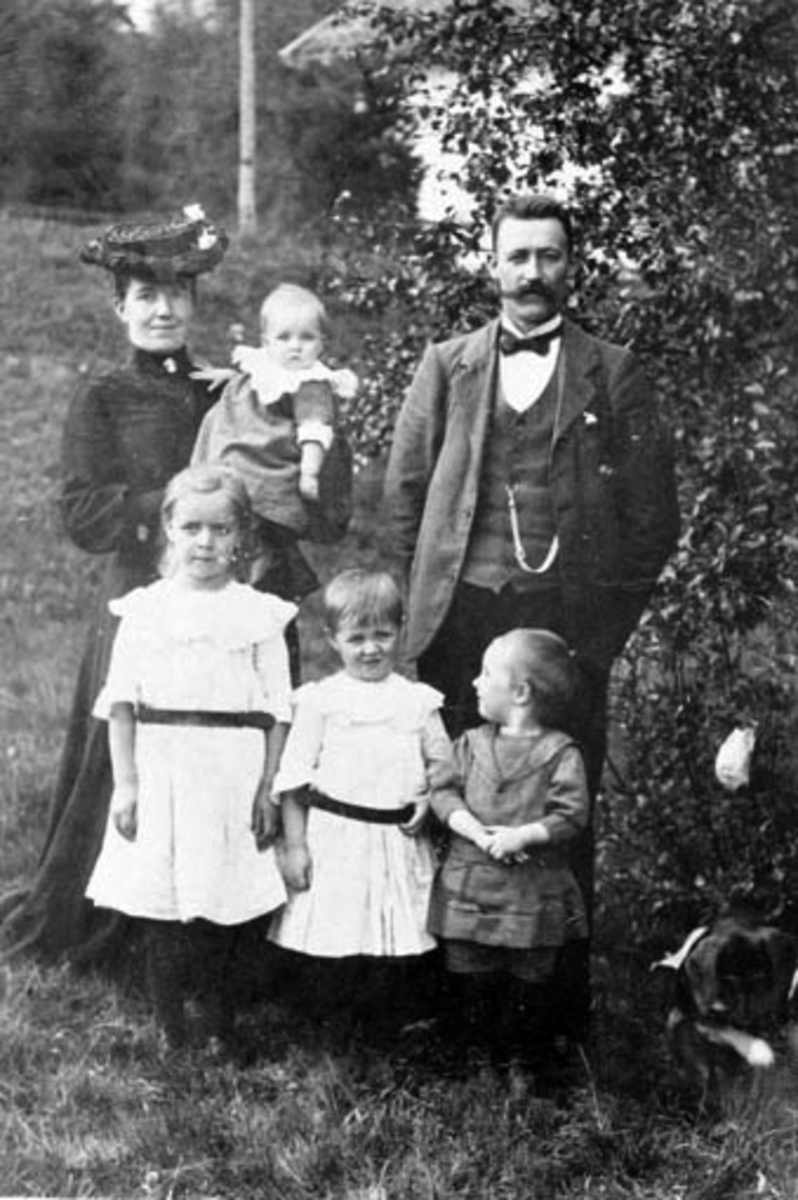 Familie. Martha Hagen født Kongsrud og Martin Hagen med 4 barn. Bredvold, Nes, Hedmark.