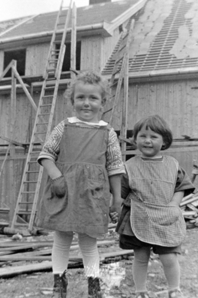 2 barn. Fra venstre Åsa Langmyhr og Bjørg Kolloen. Kongsvegen 20 under bygging. Brumunddal.
