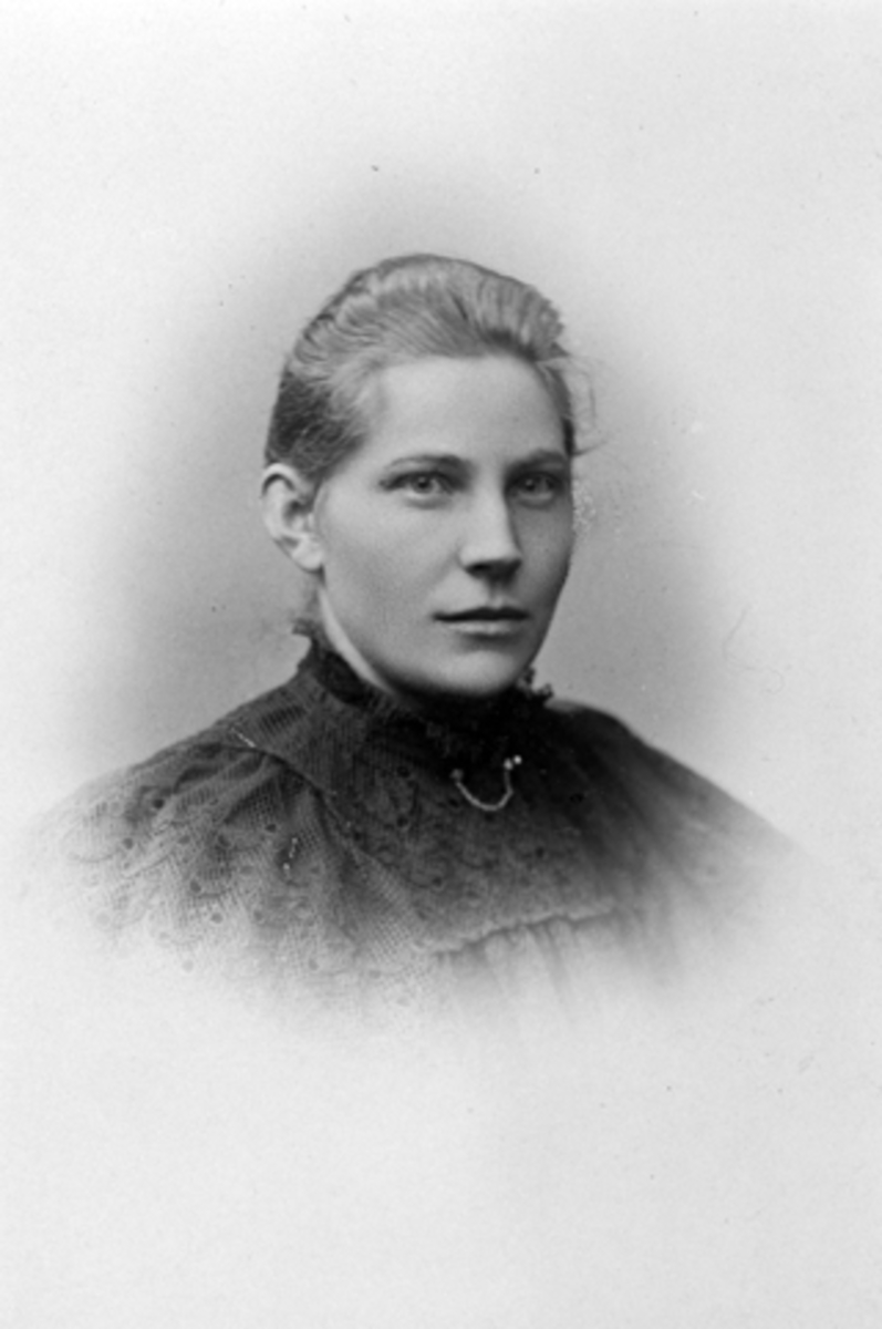 Augusta Arnesdatter Saugstad, (1865-1950), gift 19/8-1893 med handelsbestyrer Johan Stenseng, Ringstrand, Ringsaker.