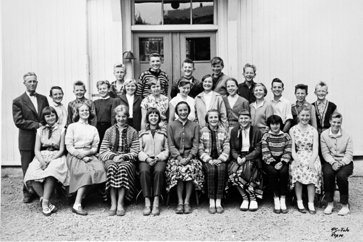 Skoleklasse, ukjent skole i Furnes, trolig Kirkenær skole. Lærer/rektor Jon Ansgar Dahle (1904-1993).
