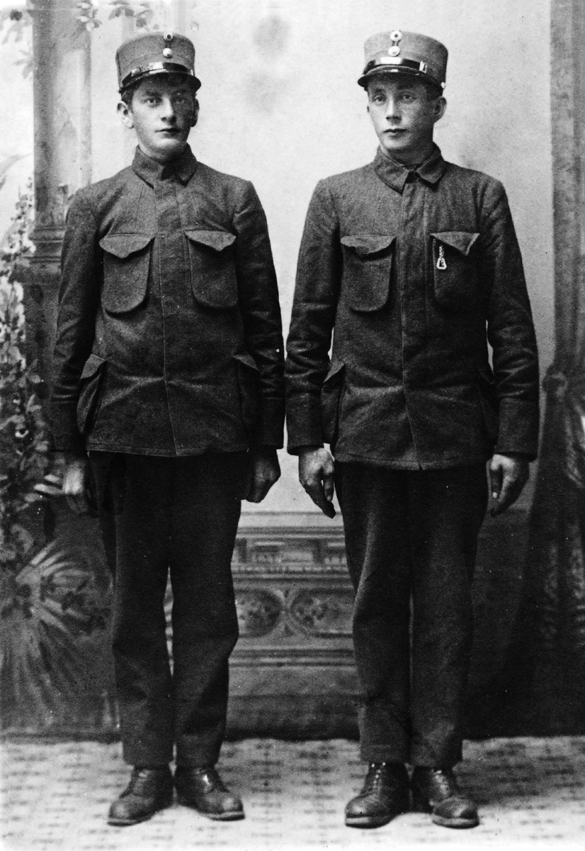Petter Kirkeby Skaalsveen f. 1898 og Nils Mikkelsen Stubberud f. 1898 på "eksis" ca. 1918. Militæruniform.