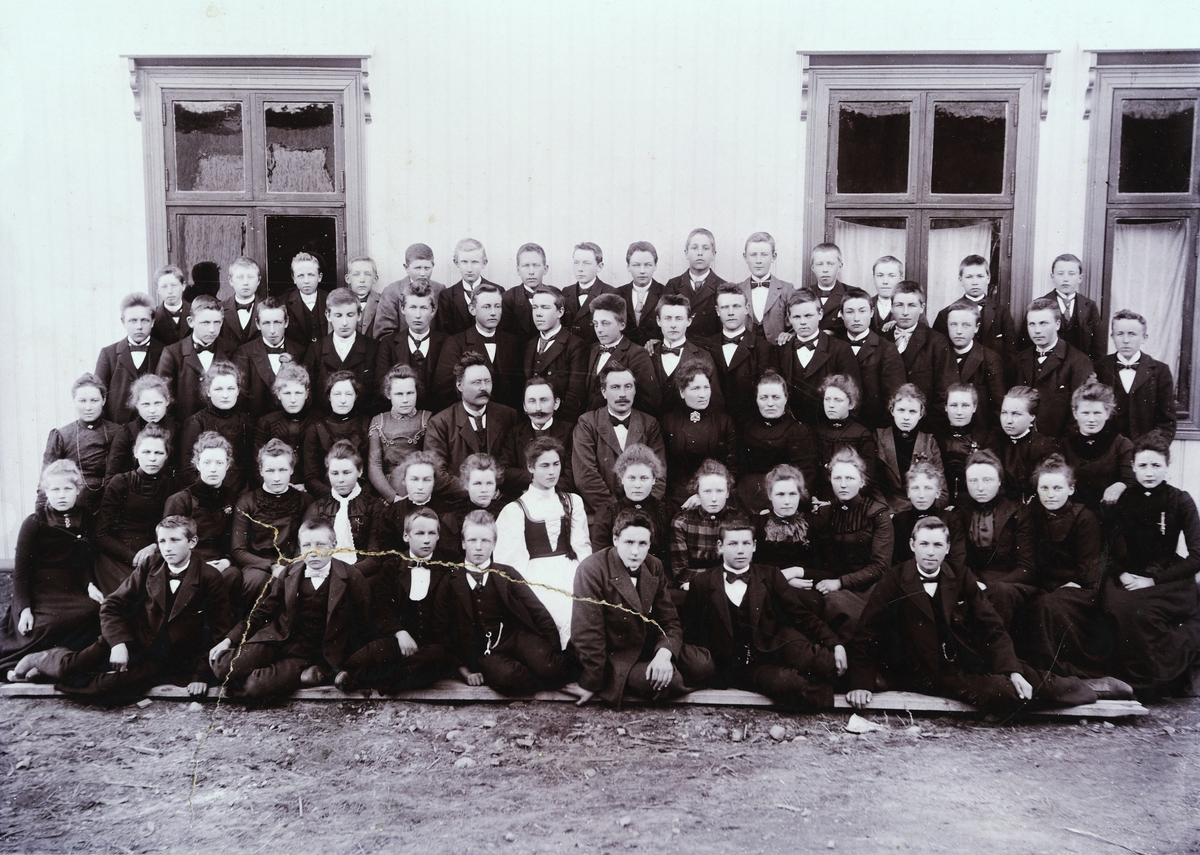 Ringsaker, Bjerregård, Ringsaker Amtsskole, gruppe elever og lærere. Dette var det første kullet som gikk på skolen 1900 - 1901. 39 gutter og 30 jenter i aldreen 16-18 år, Skolen het senere Ringsaker Fylkesskole 