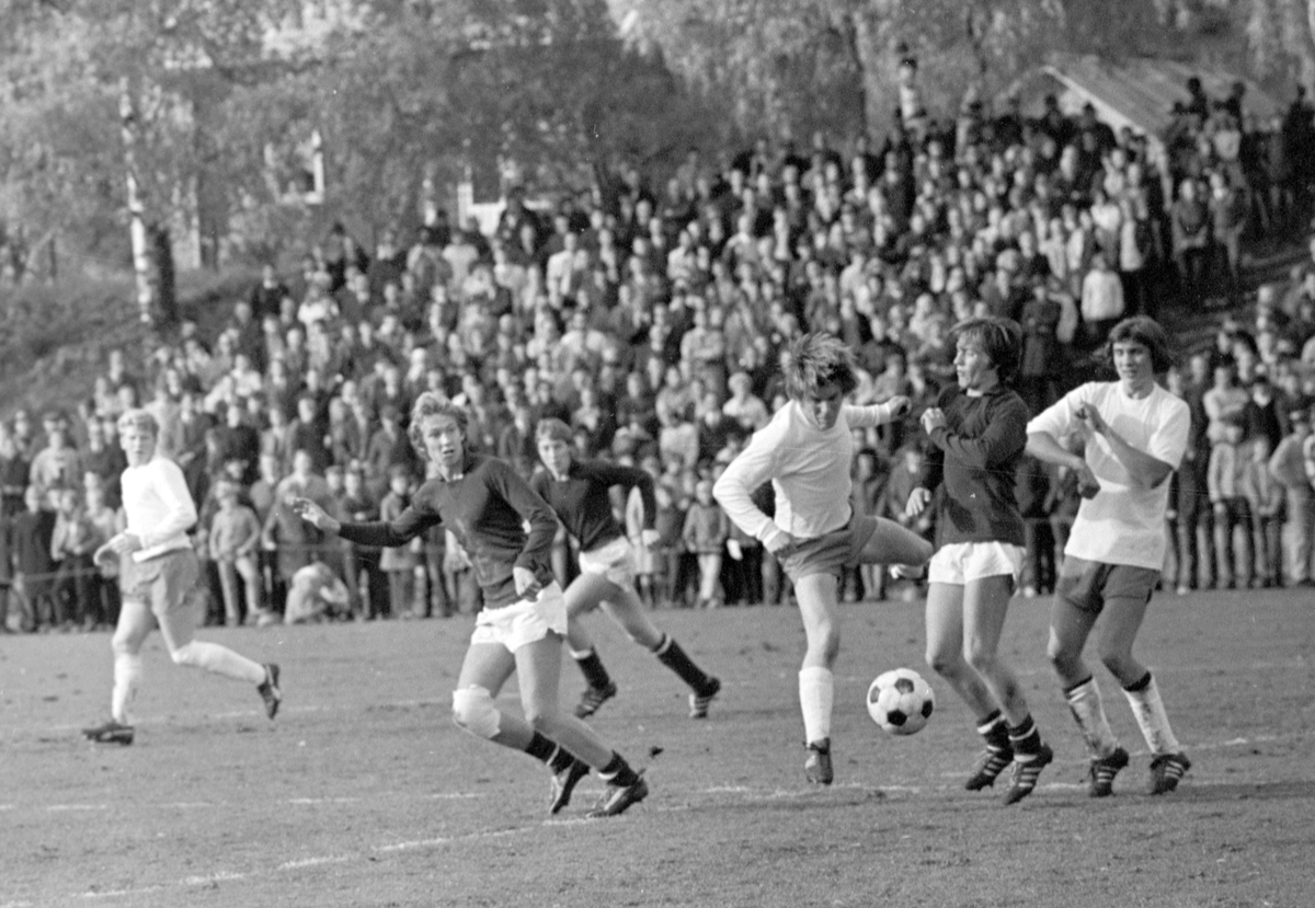NM Fotball Sveum. Brumunddal. Norgesmesterskapet. Juniorfinalen 11. 10. 1970.  Brumunddal IL -Viking, Stavanger. Steinar Hestsveen, Fred Roar Hansen, Stein Rune Solbakken. 