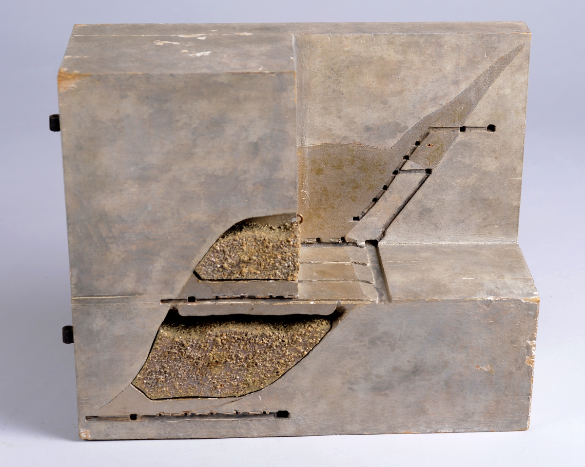 Rektangulær modell av forskjellige materialer som illustrerer magasinbrytning ved gruvene i Løkken. Modellen har også flere løse deler som illustrerer de store stykkene kis som ble tatt ut.