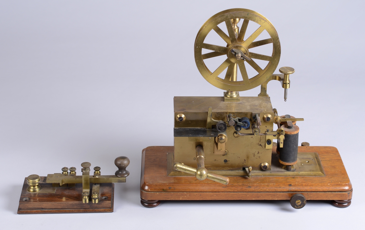 Самый старый прибор. Электрический Телеграф Морзе. Телеграф 1850. Первый телеграфный аппарат Морзе. Телеграф 1840.