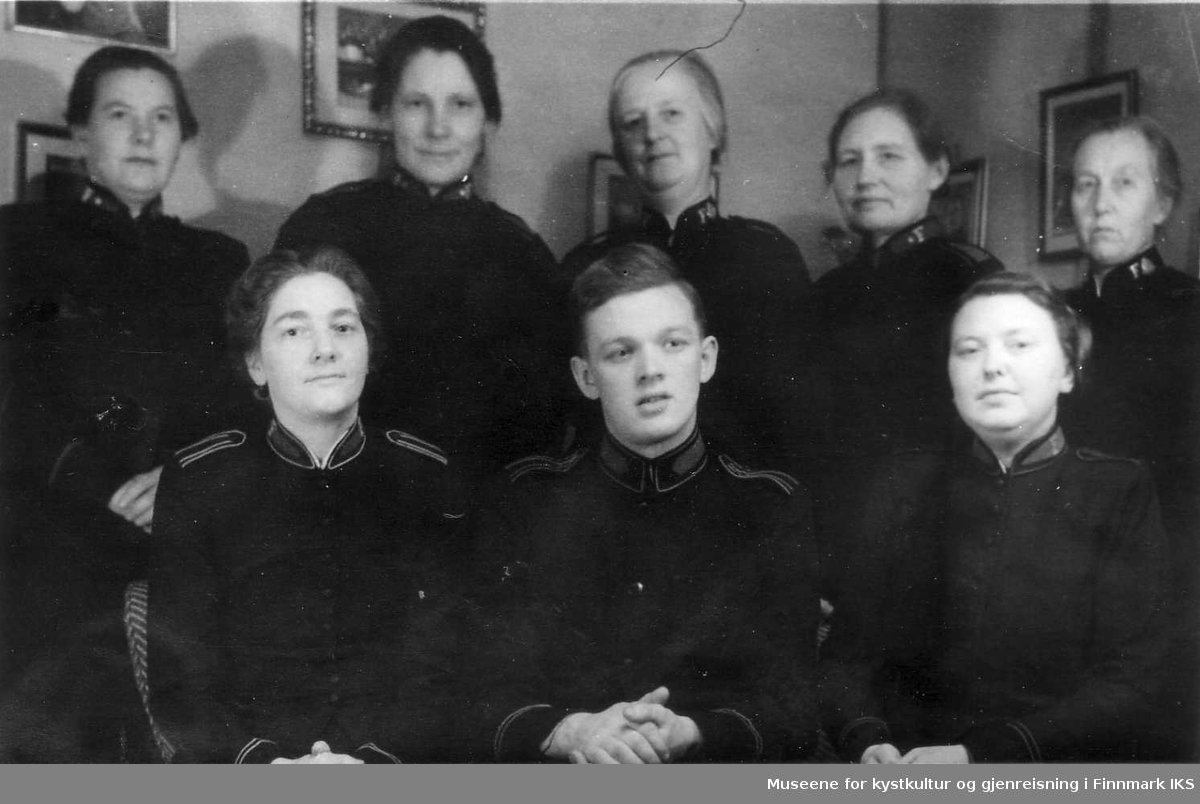 Offiserer ved Frelsesarmeen i Vardø. Bakerst fra venstre: nr. to er muligens Alette Ellingsen Foran sitter Oddne Andersen(fra Berlevåg). De øvrige kvinnene er ukjente, ca 1938