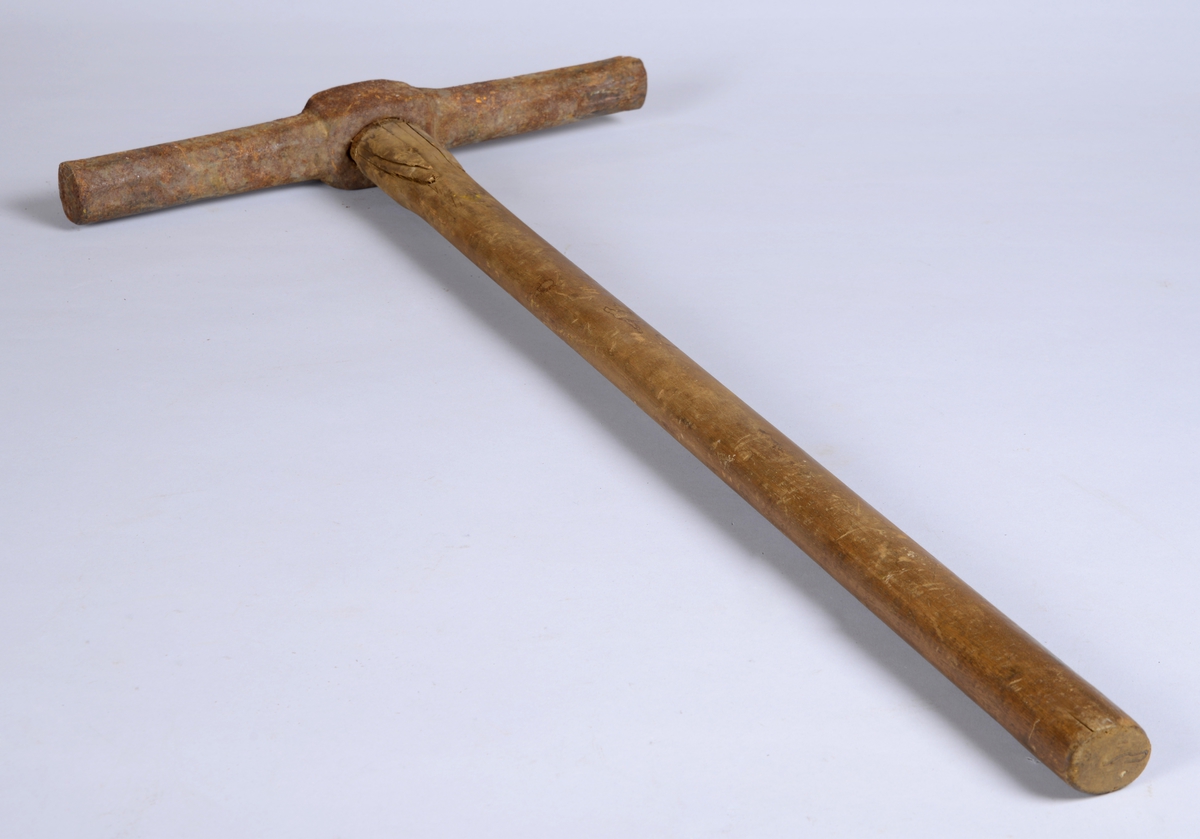 Hammer brukt til å slå på plass dogg ved jernbanearbeid. Dogg er som stor spiker, brukt i arbeidet med å feste jernbaneskinner.