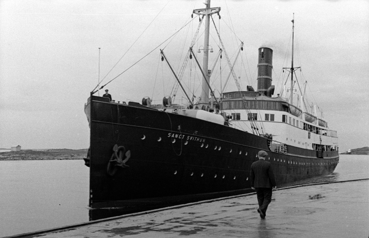 Hurtigruteskipet MS «Sanct Svithun» fra Det Stavangerske Dampskibsselskab (DSD) grunnstøtte og sank ved Nordøyan fyr 21. oktober 1962 som følge av feilnavigering, og 41 personer omkom.