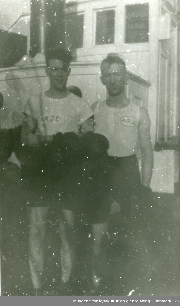 To boksere fra Mehamn Idrettslag 1929.