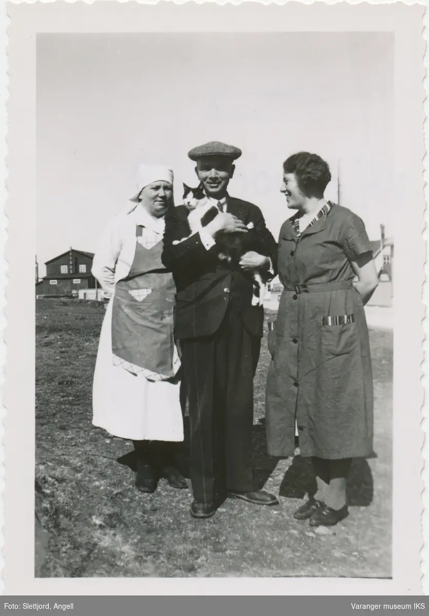 To kvinner, i midten Jørgen Skodje med katt