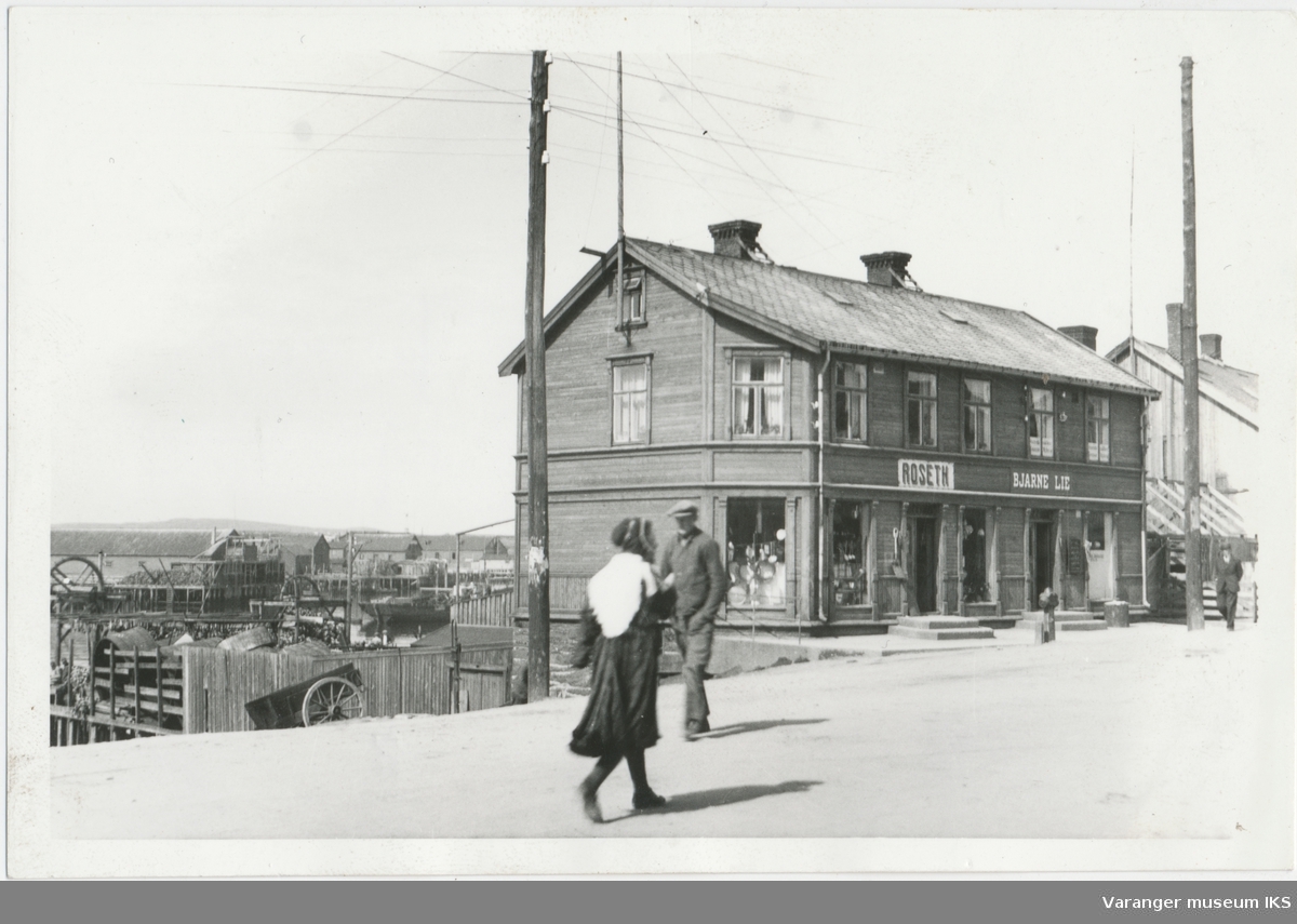Roseth og Bjarne Lies forretningsgård i Strandgata, Nordre Våg i bakgrunnen, antatt 1930-tallet