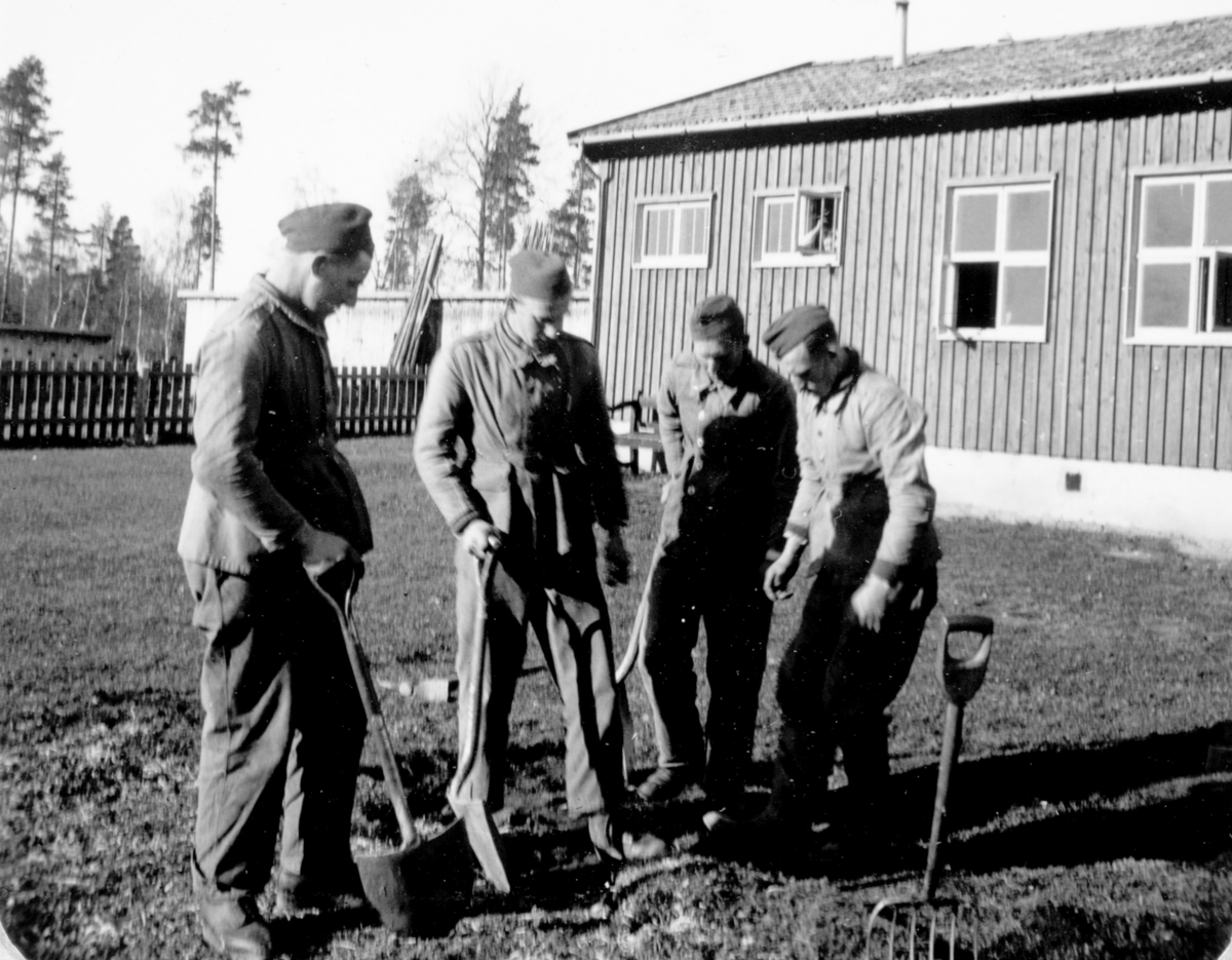 AT-tjeneste på Ådalsbruk i Løten, 26. august 1942 til 26. november 1942. Arbeidsdistrikt nr. 1. Arbeidsfylking IV. Sveit nr. 5. Forleggingssted Ådalsbruk. Arbeidstjenesten under 2. verdenskrig. Vaktstua, kakebua. Ukjente. 
Se artikkel i Lautin, årbok for Løten 1993. 