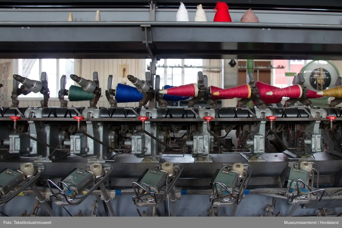 Spolemaskin med plass til 120 koner (60 på kvar side), elektrisk motor på eine sida, og støvsugar på den andre (støvsugarposen ligg øvst langs heile maskina, og det er små "sug" ved kvar kone som går ned under maskina.

Støvsugar: Sultzer Filex-Feinfilter, Winterthur/Suisse