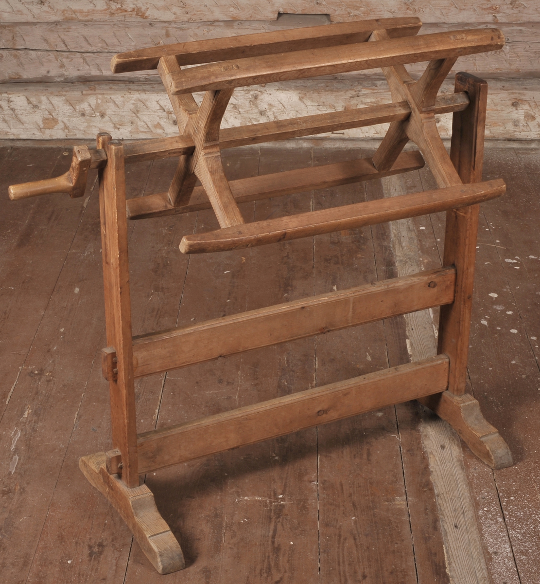 Denne garnvinnen, eller kabben, med stol, er laget i tre. Stolen er tappet sammen, og festet med trekiler og trenagler. Kabben kan tas av.