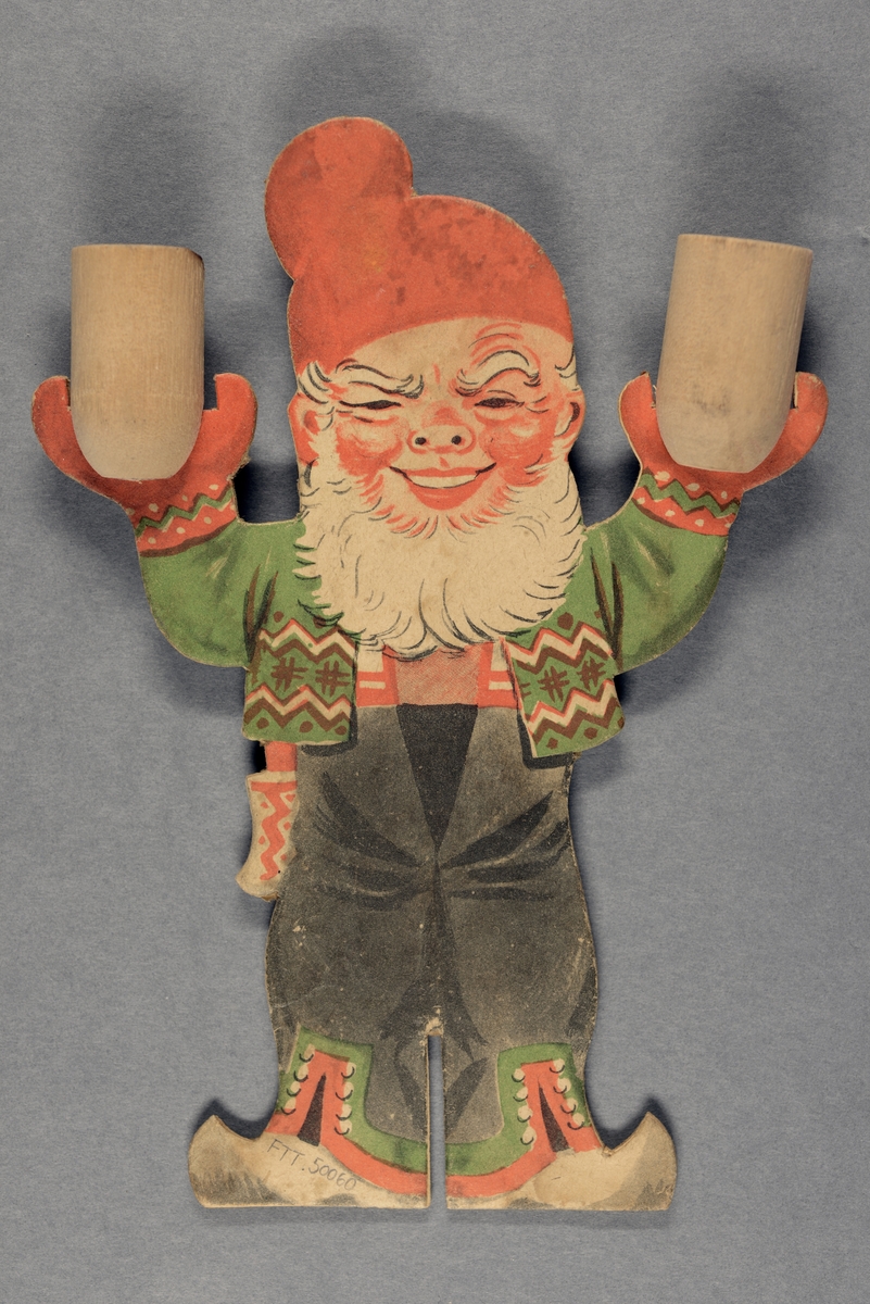 En julenisse holder en sokkel for stearinlys i hver hånd.