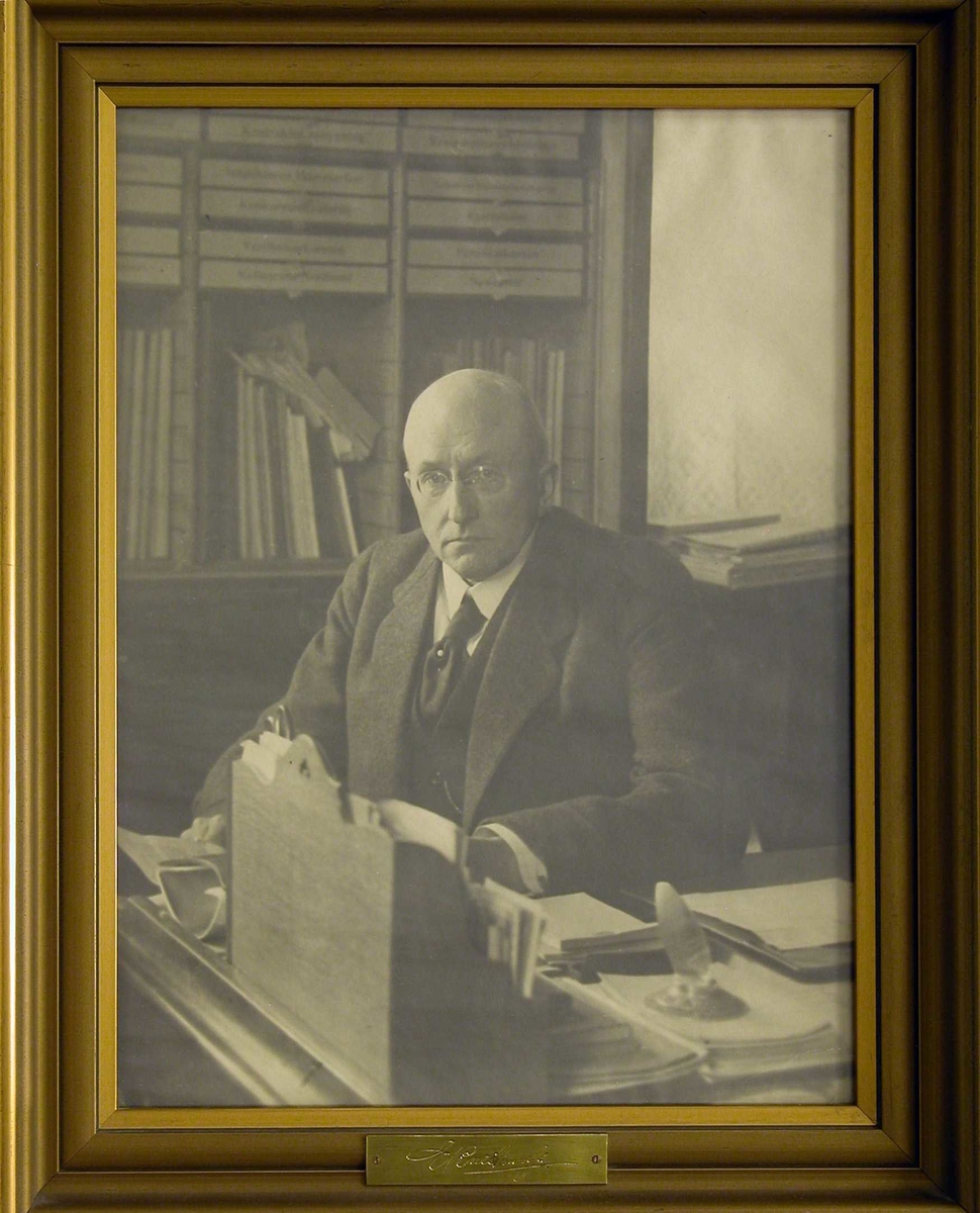 Adm.direktør ved  Det Nordenfjeldske Dampskibsselskab (1899-1922) E.Bull Simonsen.