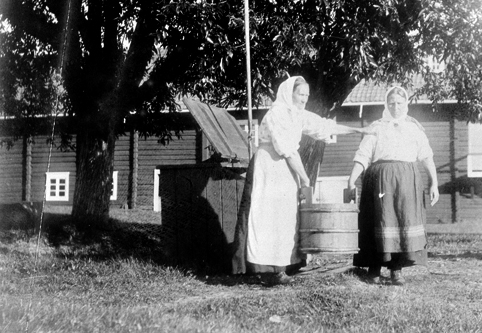 NORDBY GARD I ELVERUM. TO KVINNER. KLESVASK. 