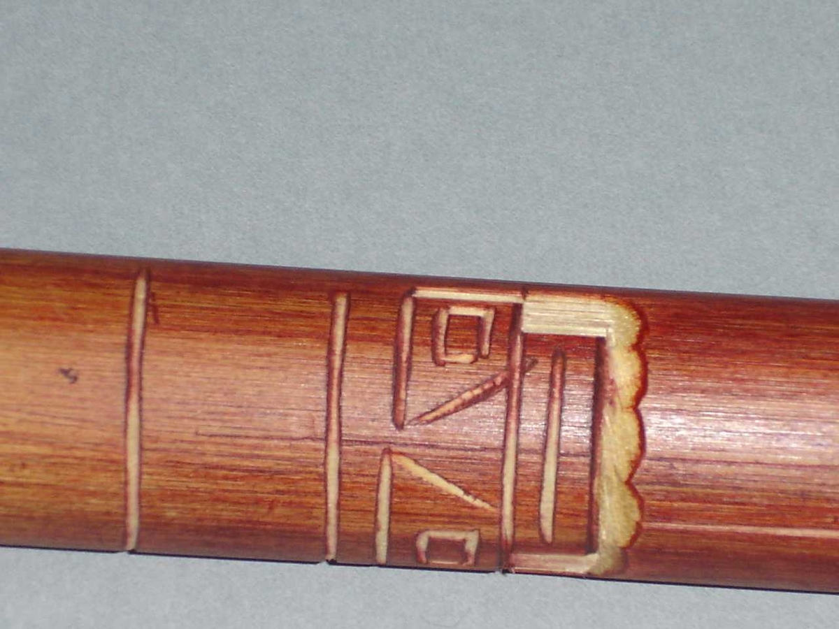 Fløyte av bambus(?) rødmalt 6+1 fingerhull.