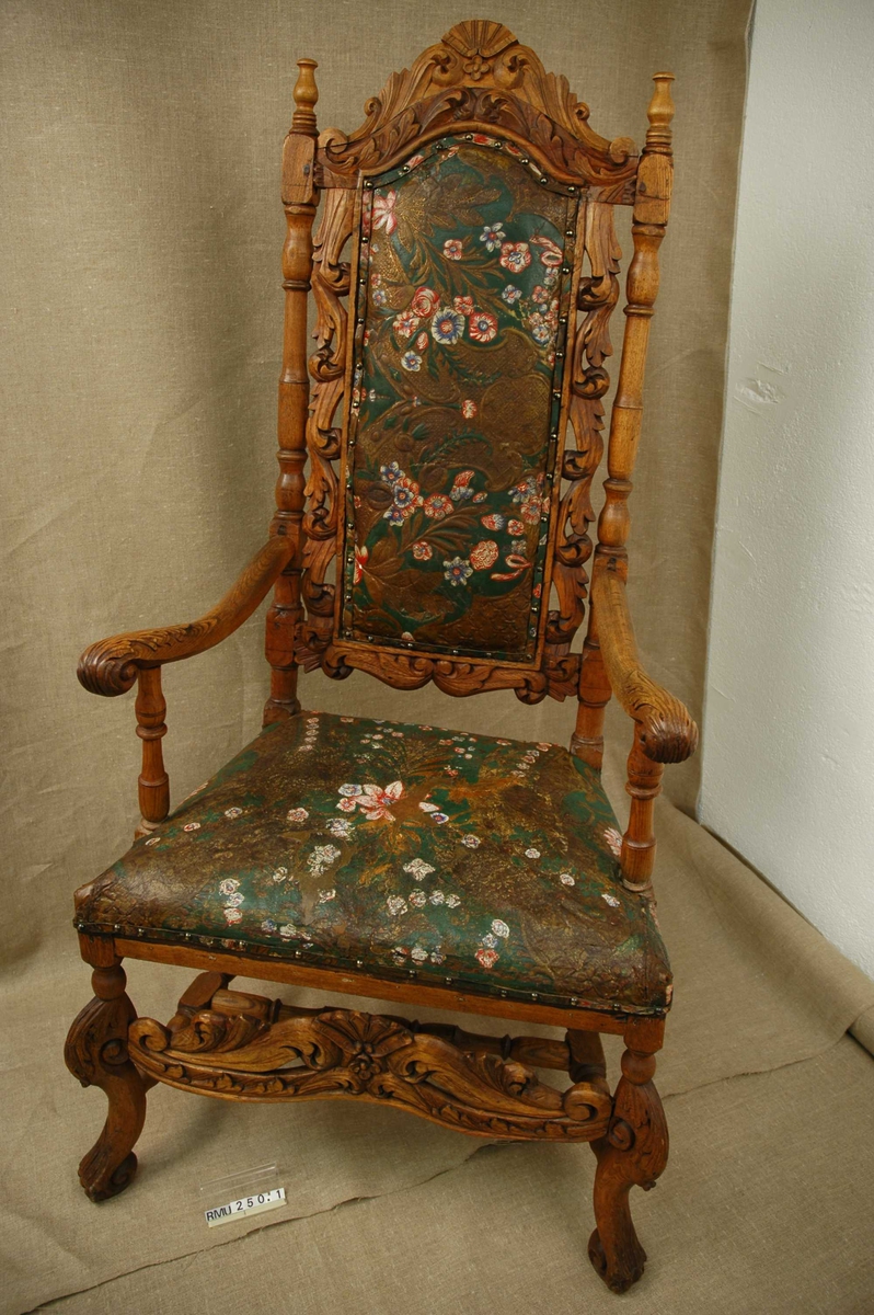 Barokk gyllenlærsstoler, med gyllenlær på rygg og sete.
