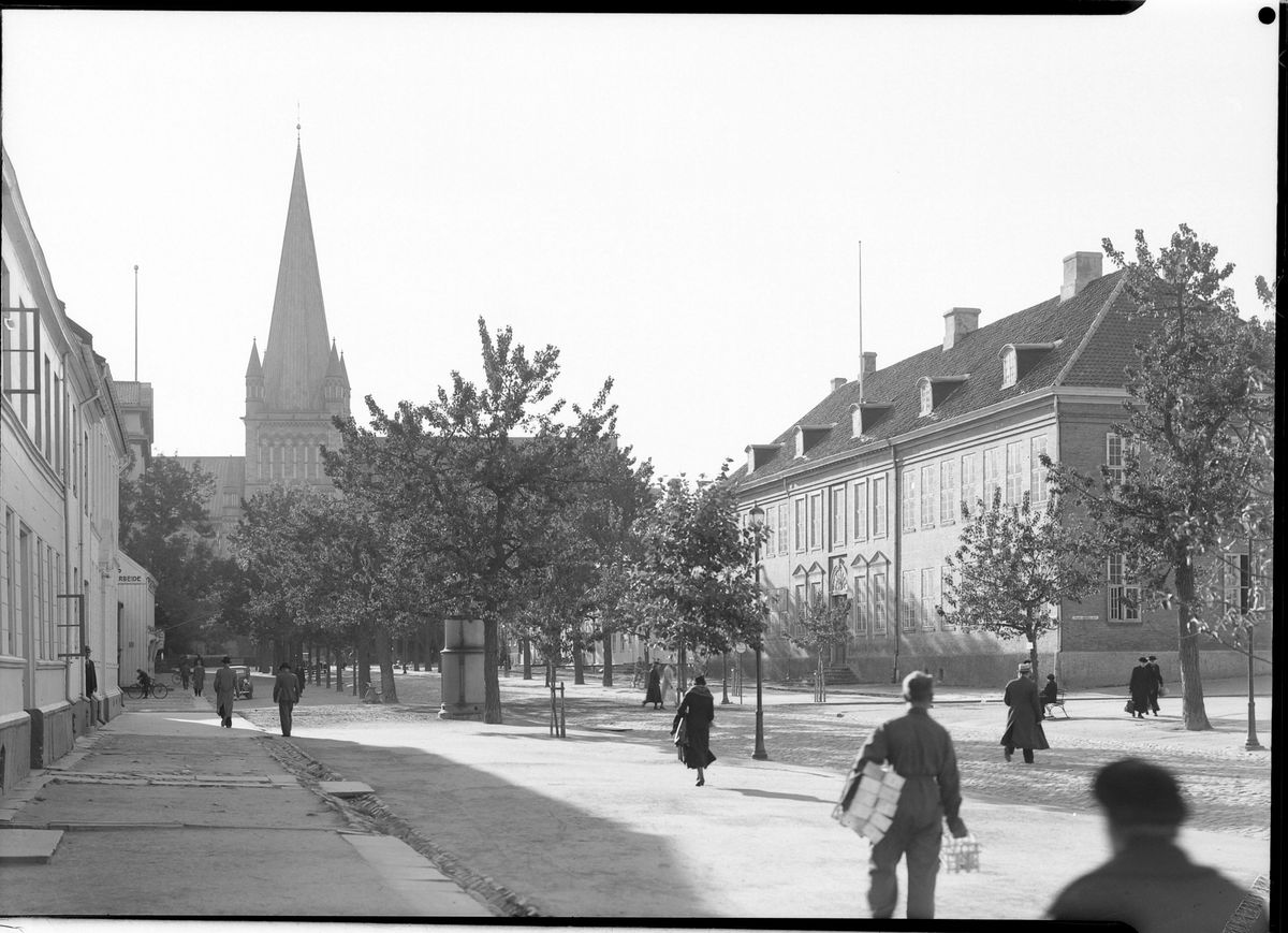Krysset Munkegata og Erling Skakkes gate med Katedralskolen og Nidarosdomen i bakgrunnen