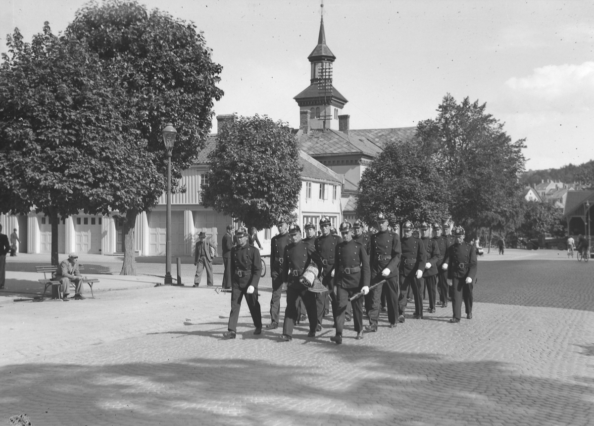 Brannmannskaper i prosesjon ved brannformann Jens A. Havdahls begravelse