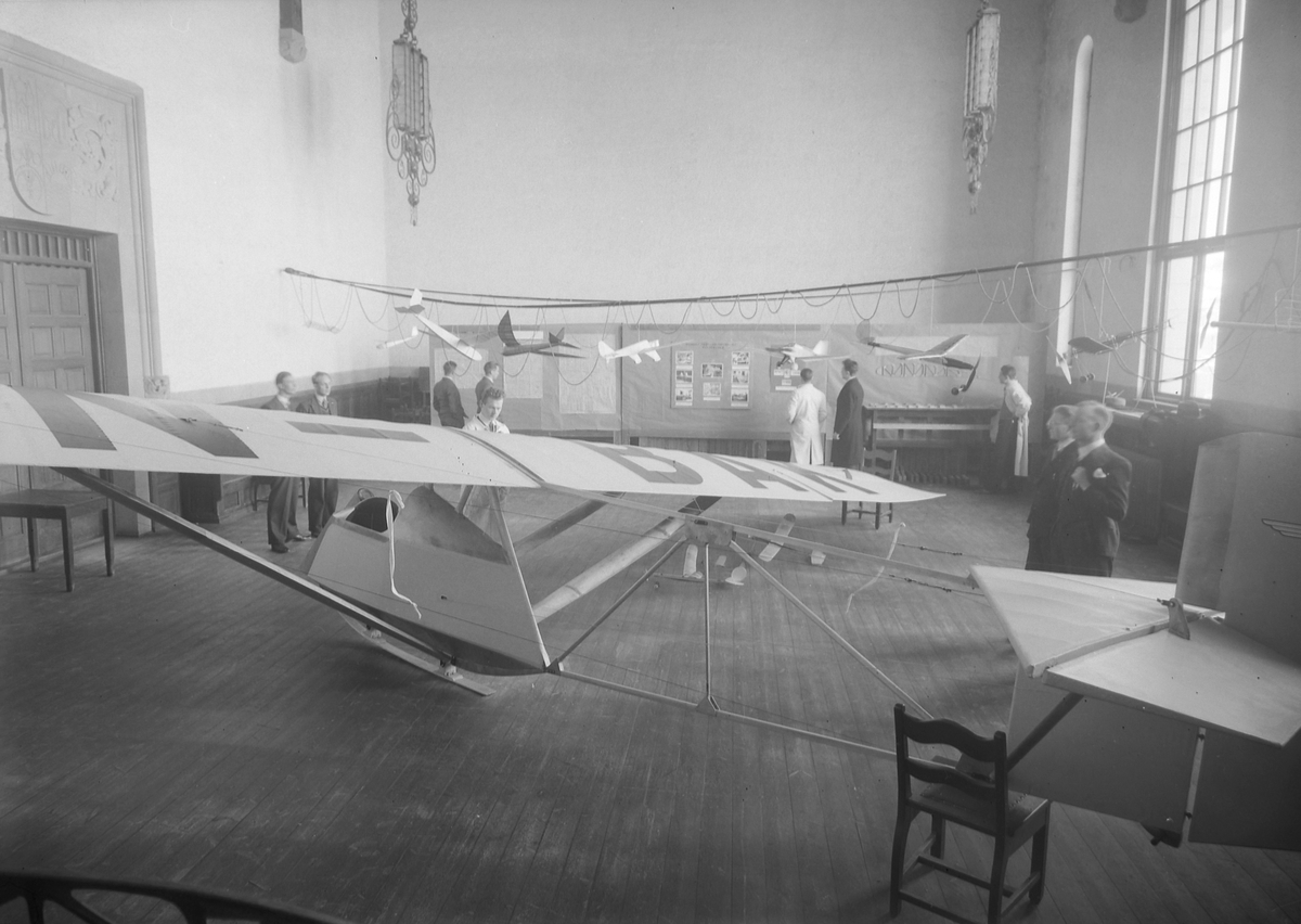 Norges Tekniske Høgskoles Flyklubbs ferdigbygde seilfly står utstilt sammen med modellfly