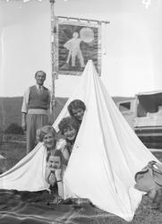 Damer i telt ved Unge Høyres stevne i Surnadal